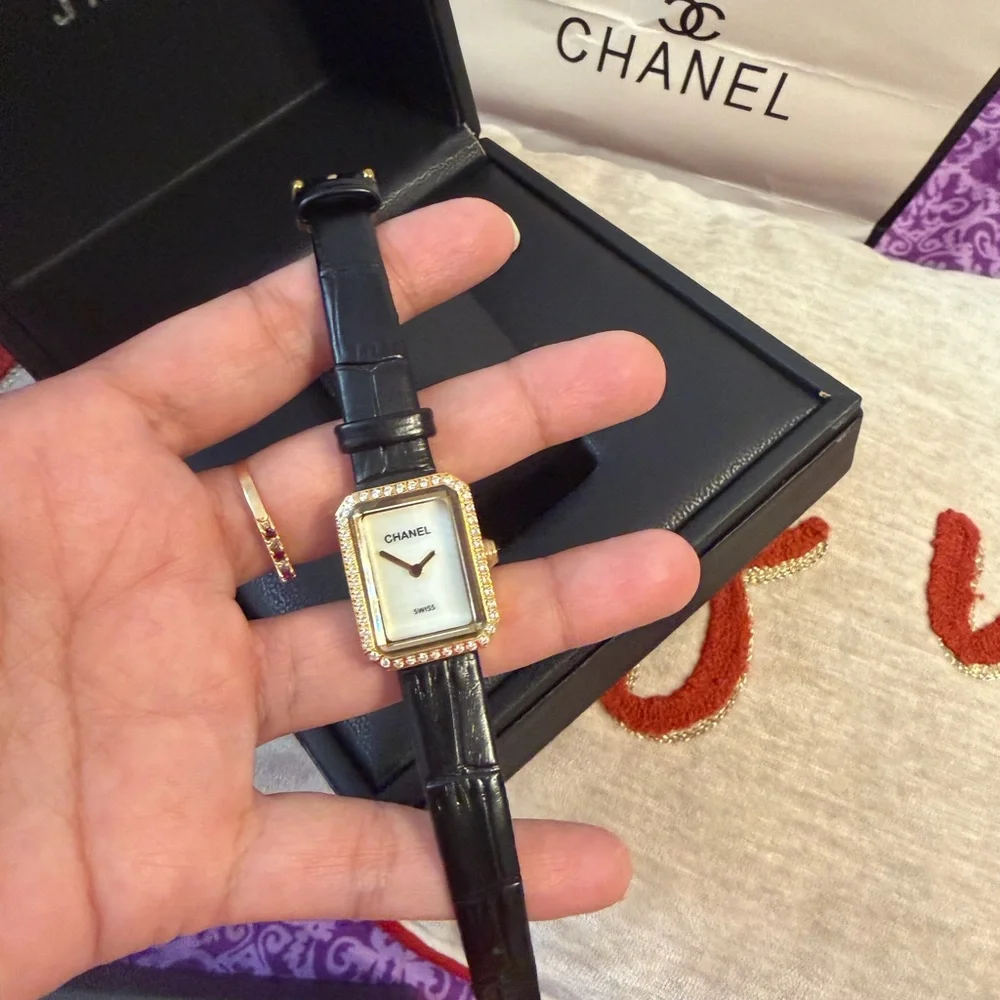 Women small wrist boyfriend watch black and gold